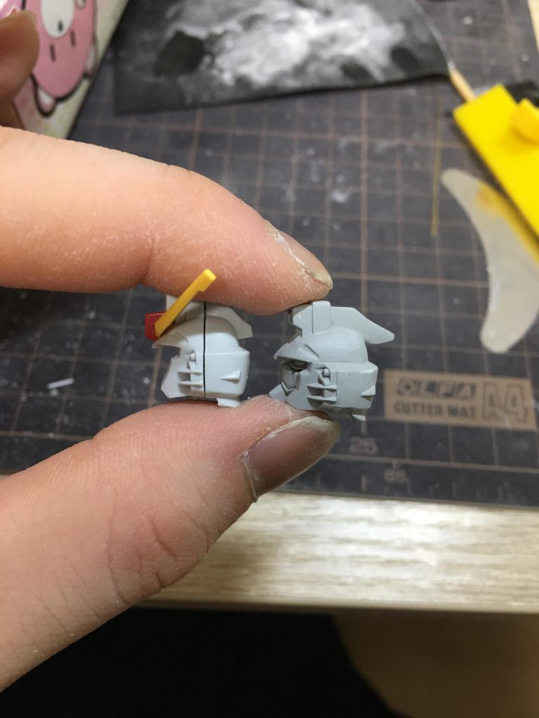 頭部
分割部で1ミリ幅増し、頬当ての形状変更
トサカをクロスボーンガンダムから移植しています。