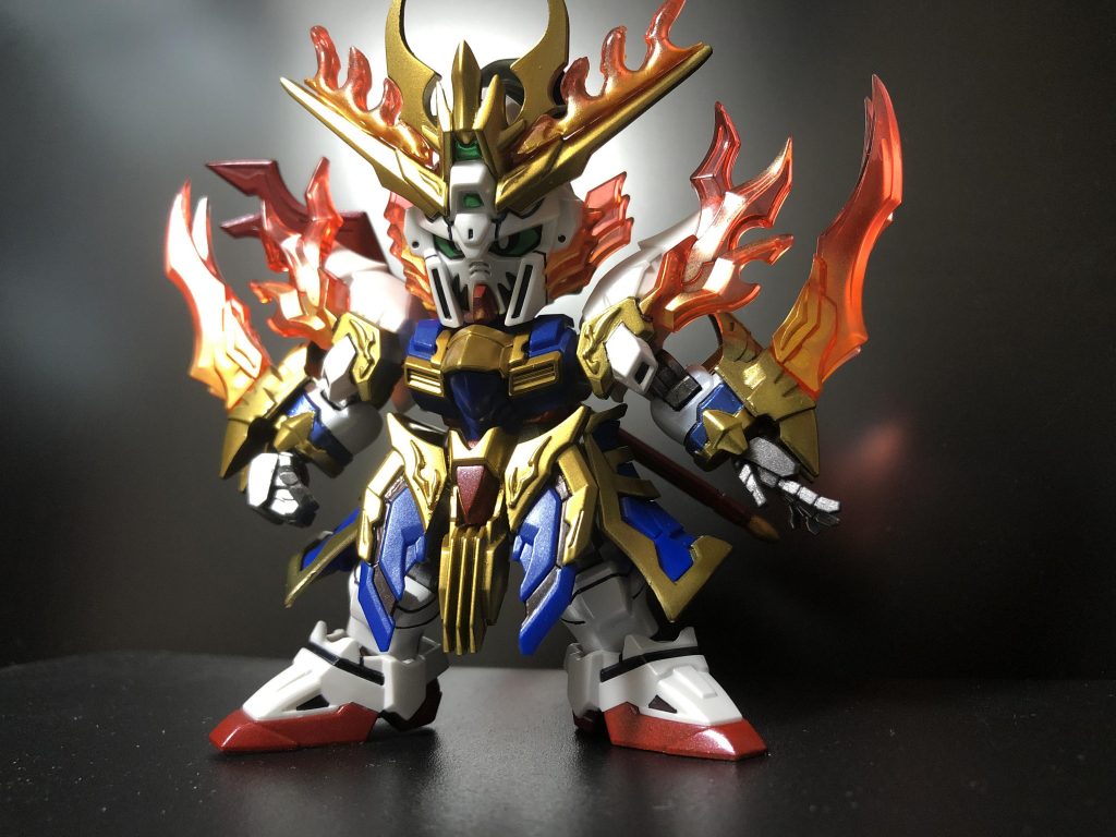 白は雲母堂のビスマスパール、金はガイアノーツのスターブライトゴールド、青はクレオスのクリスタルカラーシリーズのサファイアブルーです。