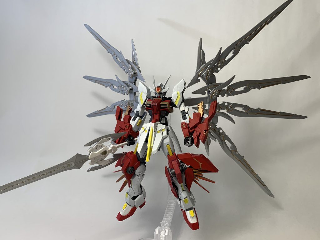 まずはシュトラールから。
本体は『EXVSフルブースト』から登場したゼノンフェースがイメージ。
バックパックはTCG『バトルスピリッツ』よりシャイニングドラゴンオーバーレイというカードの翼をイメージしてます。
自分の好きな物と好きな物を組み合わせたのがこの機体です。