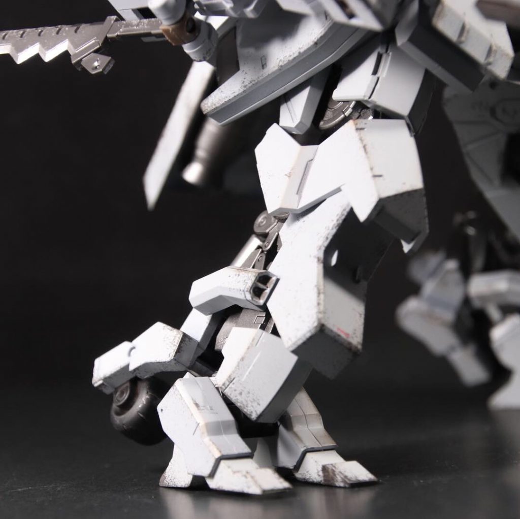 地上戦を意識されており重装備を支える脚部に変更