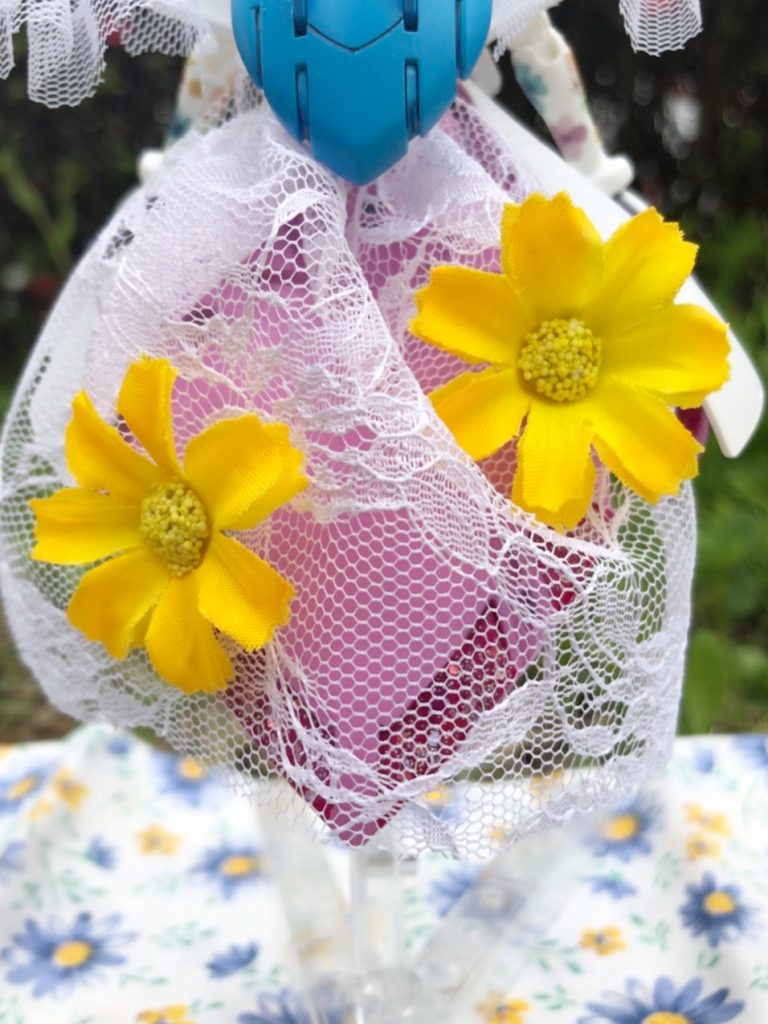 バックショット☆
翼に見立てた部分には、本物の羽根のように下に折り重なるイメージでフリルチュール生地を使いました✨スカートなどに使っている一般的なレース生地とは異なるデザインにすることで、見え方にも気をつけてみました♪レースにも色々あるんですよ~( ˶ˆ꒳ˆ˵ )
黄色いお花はアクセント♡