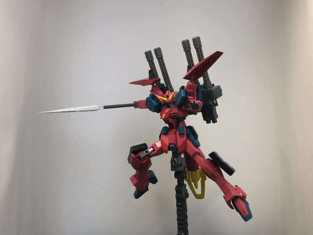 たとえ弾薬が切れてもジャベリンで接近戦が可能です。
両肩のシールドはボールジョイントなのでグリグリ動きます。