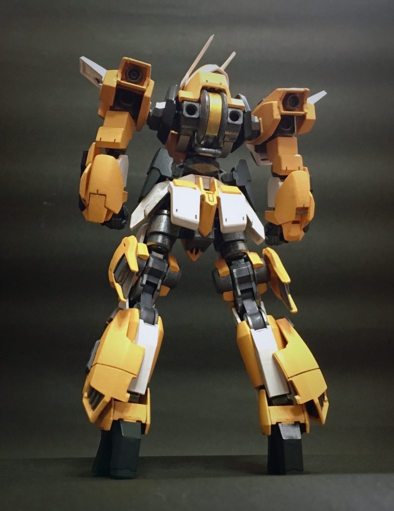 マルチラックバックパックも外した状態。このフレームが露出した後ろ姿が鉄血MSの魅力ですよね♪ フレームはグレーに薄くシャインシルバーを塗っています。膝などの関節部にはアイアンで鈍いツヤを出し、質感を変えました。