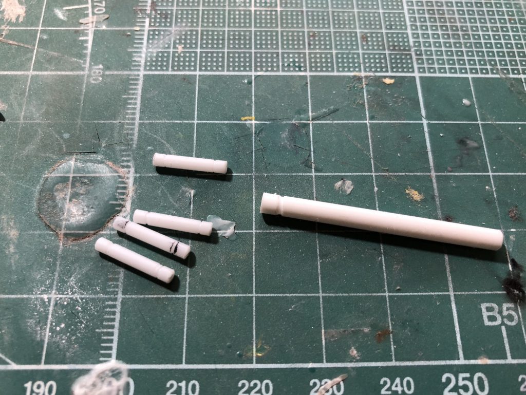 シールド裏のビームキャノンとミサイルはモーターツールの旋盤加工で作り直しました。