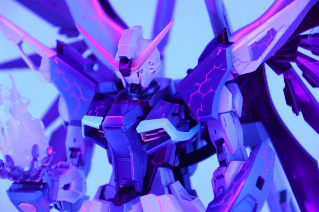 特徴的なスジボリは
あえて非対称に掘っています