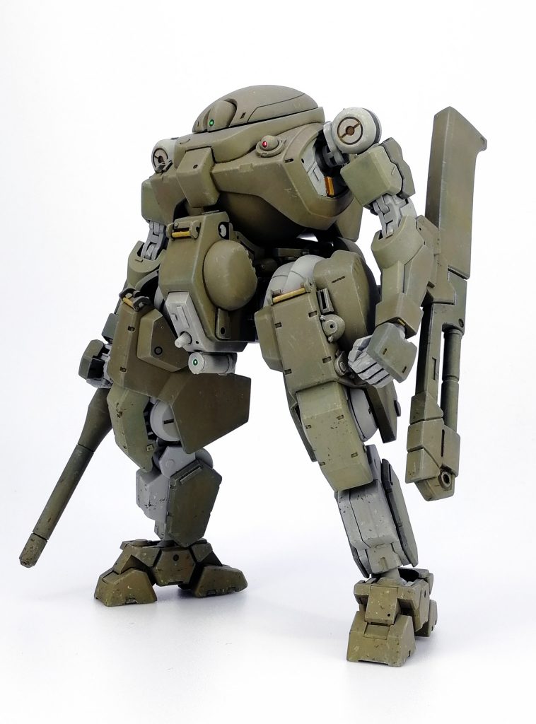 胸と首後ろの蛍光ピンクは光学式アクティブ防御ユニット。球状のユニットがキュイっと動いてレーザーで迎撃。
緑は光学系センサー。
股間部はセンサーユニット。
胴は大体グリモア
頭はグリモアの上半分。回せます。
足はガンキャノン初期型の肩にゲイレールの足を短縮したものを繋げてバランスを調整したもの。
グリモアの足付け根より動くようになりました。
機種による設計変更ではなくゲイレモア系統の年次改設計的なイメージ。
腕は上からガンダムフレーム、百錬、百里。
いわゆるサードパーティー製パーツでノンオプション機はいつものグレイズフレーム腕というイメージ。