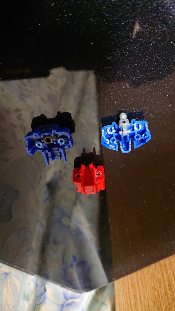 ストライクの胴体は腕を接続する軸がポッキリ逝ってたので、ボールジョイントの肩パーツを繋げるようにくり抜いてポリキャップを仕込みました。