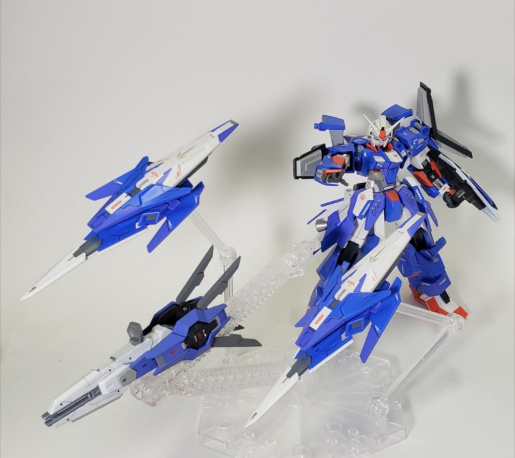 追加された装備は遠隔武器として機能します。 両肩のバインダーはバインダーファンネルとなり、先端からビーム砲を放ったりビームソードによる突き刺しによる自機の支援を。 画像左下に見えるのはツインファングランチャー。威力の高いビーム砲を放ちます。