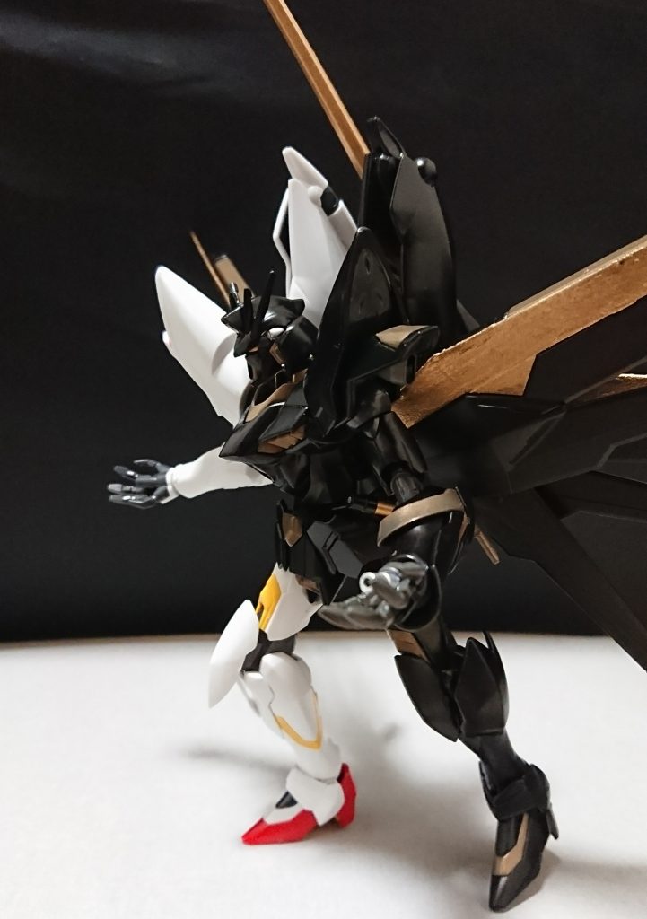 機体名：レギルス・ディストーション
(第三形態)

[総合スペック]
10.0～??.?と想定。

７割以上侵食が進んでいる姿、チップの防衛システムなのかWayneの意思とは関係なく視認した動くもの(デブリ、機体等)を襲い掛かるようになる。
Wayne自体がチップに吸収されそうになり味方(人間)に救援を要請していた。
しかしWayneの側近であり最もWayneの存在を理解していた人物が救援要請に応えずWayneを放置し、暴れまわる機体に振り回されながらWayneは孤立してしまった。