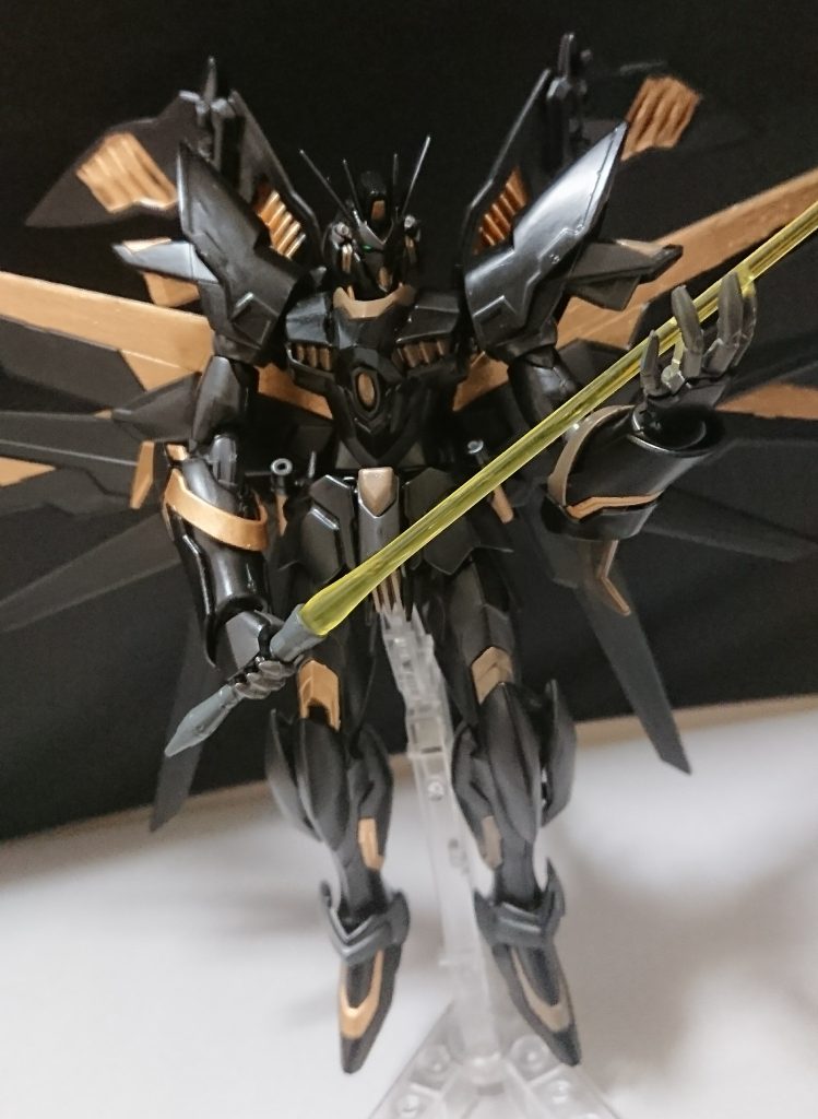 機体名：ガンダムレギルス・ディストーション (完全体)

[武装]ビームバルカン、ビットバスター、ビット操作型ビーム・サーベル、ビットボディ、となっている


[総合スペック]
測定不能。

失ったパーツを復元し完成した姿。
機体から放出される無数の粒子から生み出されるビットの数が飛躍的に増加している。
その粒子をビットが摂取する事で大きくなり分裂し、また粒子を摂取したビットは分裂し増殖していく、そのサイクルを止めるにはレギルス本体を撃破しないと永久に続く為運営と繋がりがあるビルダーやそのビルダーのフォースメンバー等はほぼ全員出撃する事となった。
敵が視界にいなくとも無数のビットを増殖し続けているディストーションは敵を待ち構えていた。