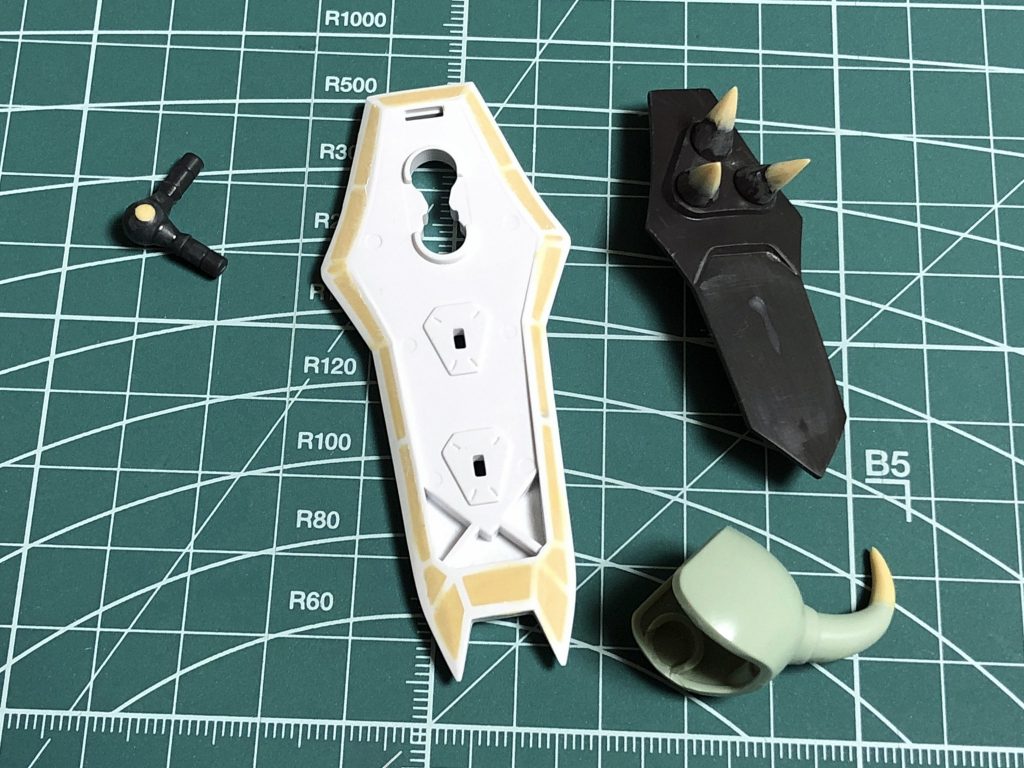 エポキシパテでジョイントとシールドの肉抜きを埋めて、肩アーマーとシールドのスパイクを尖らせる。