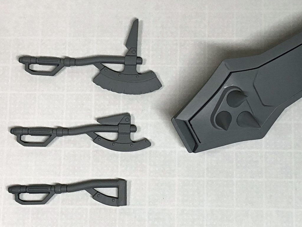 ビームトマホークは折りたたみ状態を作ってみたものの、どうやってもシールドの横幅に収まらないので、持ち手部分だけを切断。シールドの厚みを増すことで差し込めるようにしてみました。