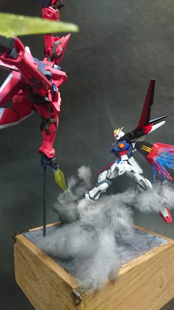 いろんなアングルから
ストライクの右足からバーニア噴射により土煙が舞ってる風にしてます(という体で支柱を隠してます)