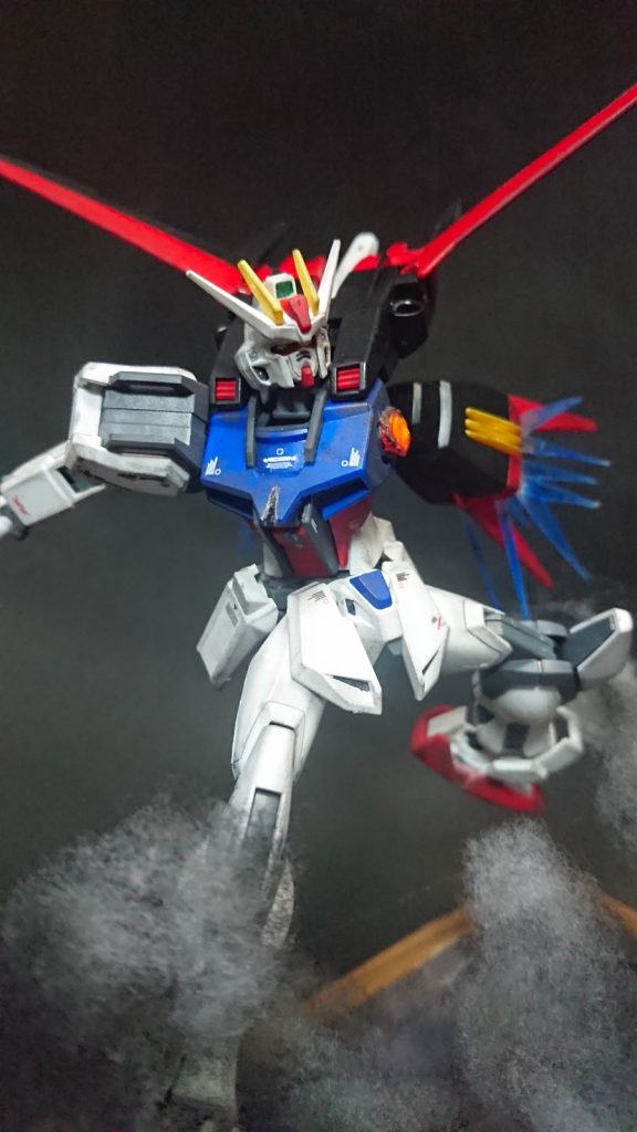 原作とポージングなんかは違いますが、イージスの左腕、ストライクの左腕と胸の傷は再現しました。
ストライクの左腕はクリアランナーに塗装して、斬られたばかりで熱を持ってる感じにしてみました。