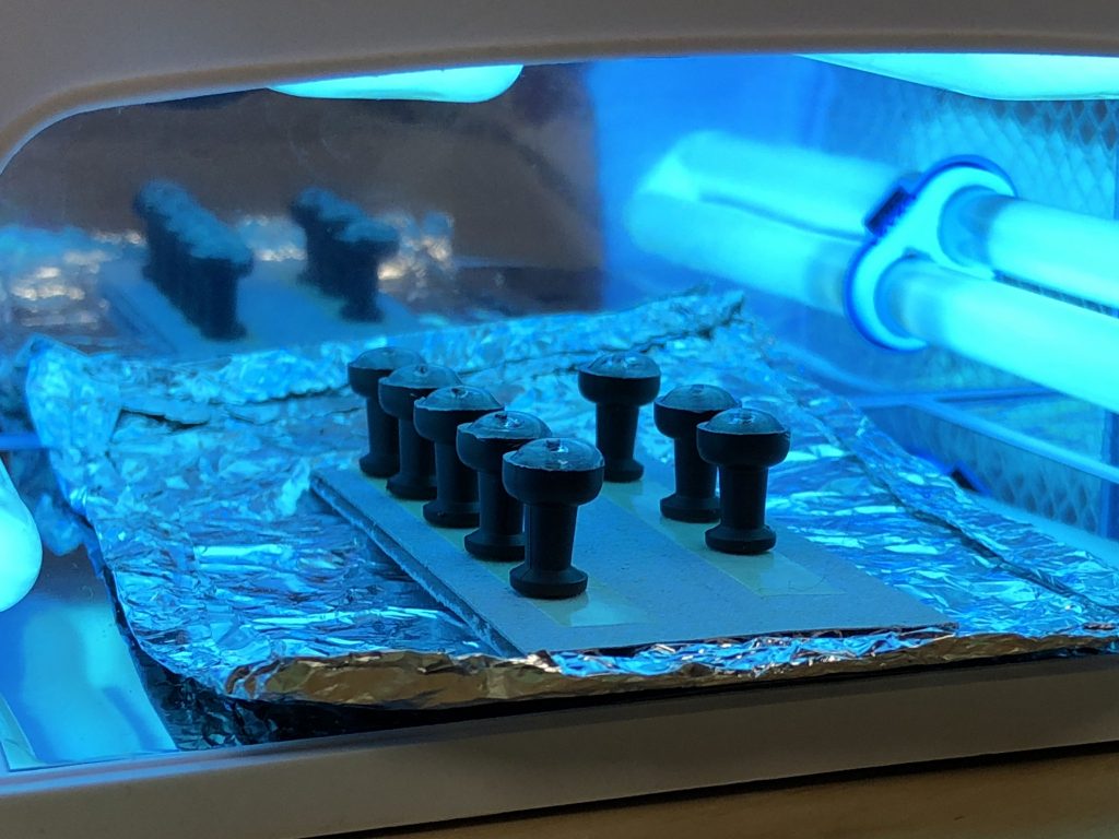 トラスだけだとステージが寂しかったので、画鋲でステージライトを作成。画鋲の針を切断してクリアレジンを盛りました。切り離した針はライトの支柱として再接着