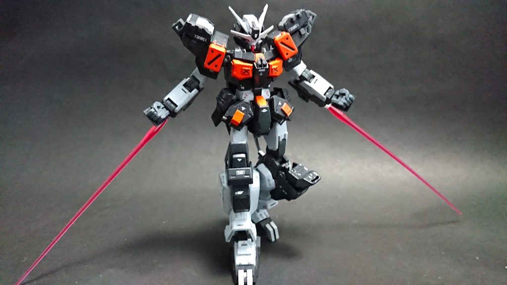 投稿時はまあいいかと載せなかったんですが弾切れ後は余計な武装をパージできる設定
個人的にはこういうマッシブな接近戦機体の方が好みです