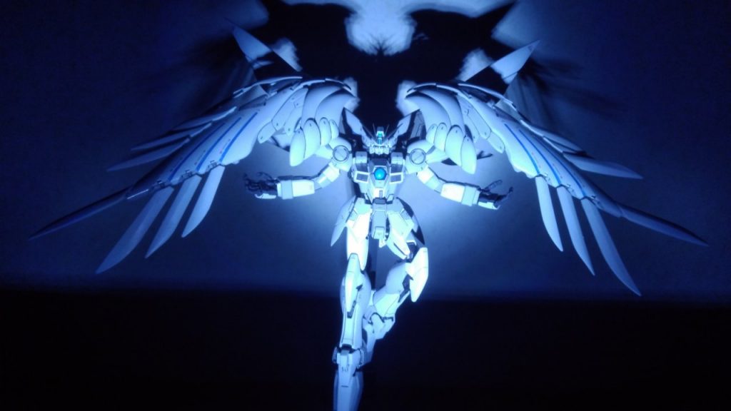 神々しい天使っぽいポーズ