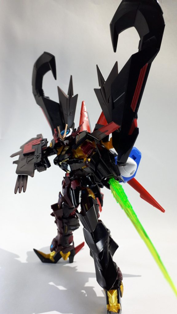 カラーリングが黒、赤、金で良い感じになったかなと。猫背気味にして不気味さと禍々しさを。