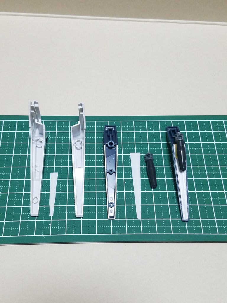 A装備の膝？の部分がスライドできる構造だっので、ダボを削ってプラ板と銃口を付けました