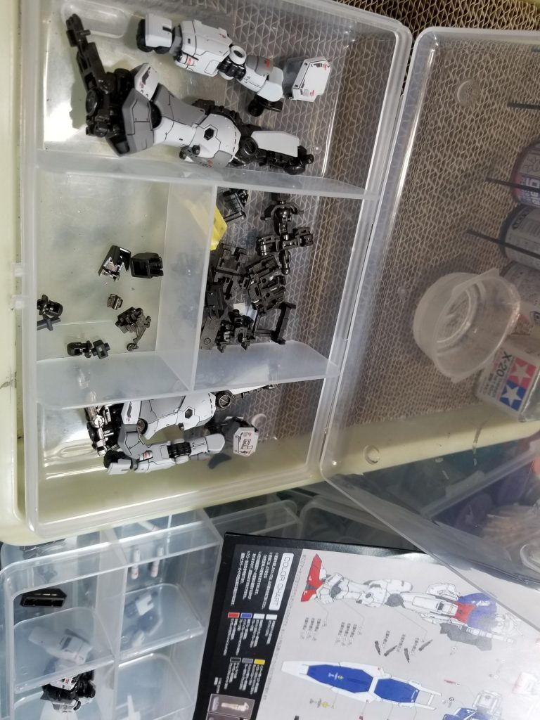 ホワイト単色では味気無いので、グレーも組み込んで塗装。