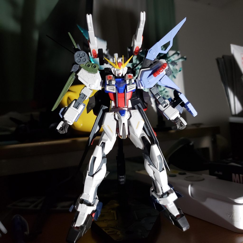 最初の案です。
ふくらはぎの部分をスタービルドストライクの部品と交換しました。