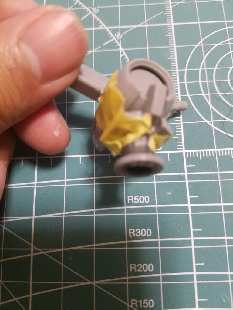 当然上半身の接続部もちがうのでガンダムフレームのパーツを接着剤してます