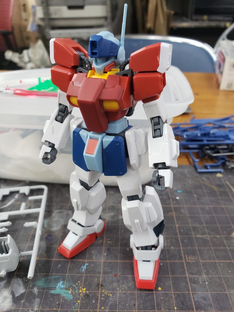 塗装前。サイドアーマーはランナーの枠を接続部分にして取り付けました。