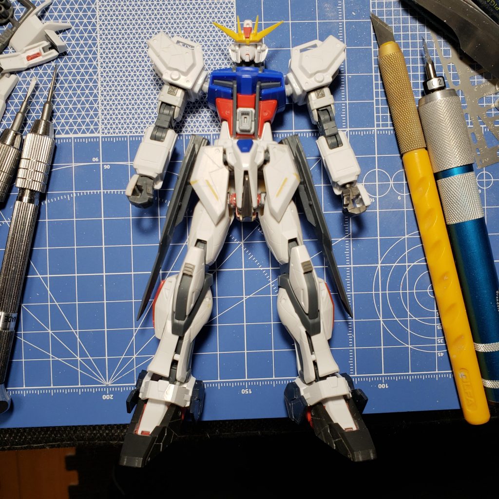 今回はスジ彫りとスピンモールドを新しく買って来たので、いっぱい彫りました。
曲面にスジ彫りは難しいです。
何回もやり直ししました。