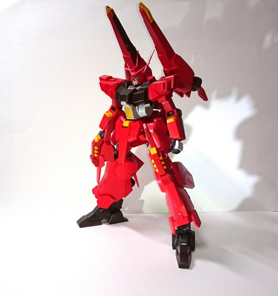 フロントビューです。足首はZZガンダムのものを丸ごと拝借、膝ユニットはジェスタのサイドアーマーなどのジャンクの寄せ集めです。肩、フロントアーマーのディテールは6月に発売されるシルヴァ・バレト・サプレッサーを意識したものです。