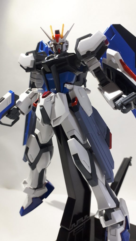 全身。色をフリーダム寄りに塗ってみました。ガンダムマーカーと墨入れシャーペンしか使用していません。