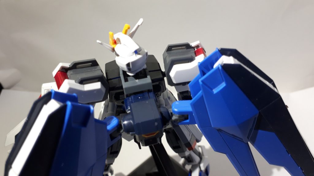 背面はいたってシンプル。ダブルオーダイバーエースのジョイントパーツを軽く塗り、フリーダムの羽根を取り付けただけの至って簡単なものです。