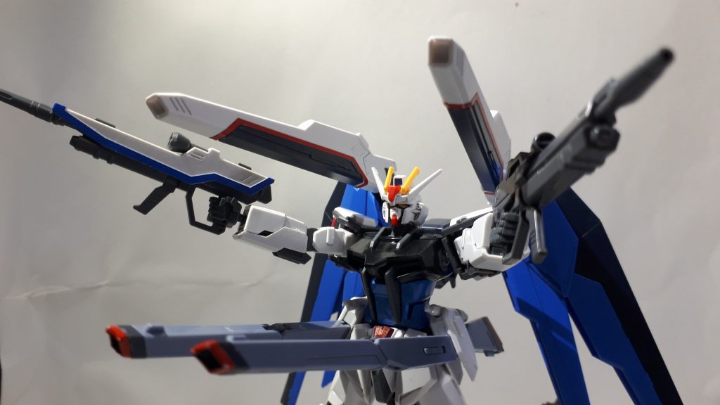 ストライクのビームライフルも装備して、バランスの良い一斉展開に。