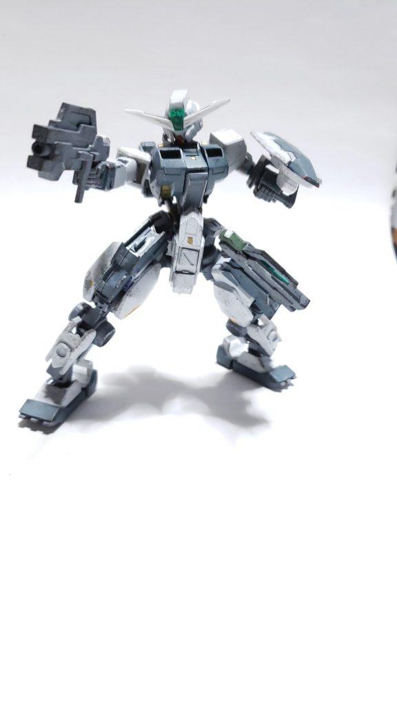 サブマシンガン・固定武装
太股に装備されている武装
近接射撃武装で取り回しも良好
予備弾倉がシールド裏にある。