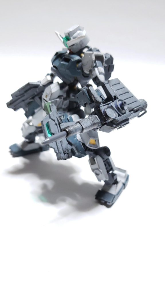 パイルバンカー・選択武装
この機体における近接最大武装
バズーカの発射エネルギーで杭を撃ち込むことで外装ごと機体を貫く事が可能
5発しか使えないが高火力な武装
シールドも上から装備できる