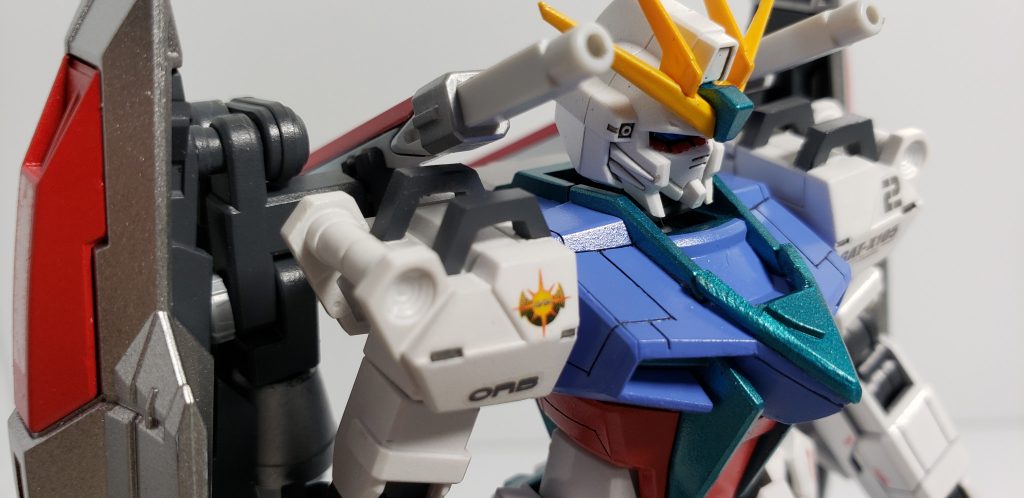 では最後に、こだわりポイントを3点。
まずは肩のパーツです。使用したのはダブルオーダイバーのものです。そのままでは味気なかったので、ストライクに特徴的なアーチっぽいパーツを工作して付けました。同じの4つは大変でした。