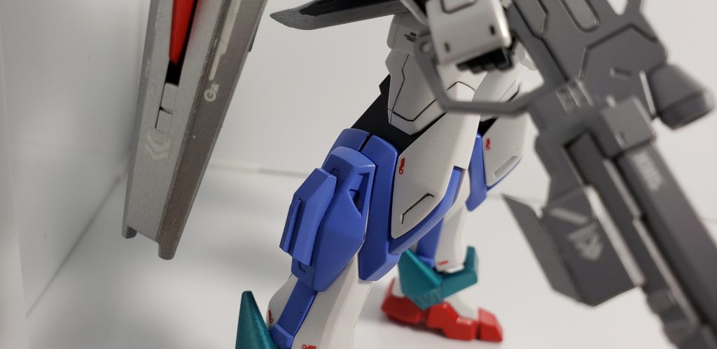 次に下腿外側ですが、SBストライクのものに変更して、追加でジャンクパーツとプラバンでディテールアップしました。これにより全体が下方に広がるきれいなシルエットになりました。