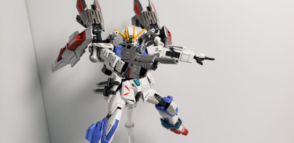 M2M5D12.5mm自動近接防御火器 
頭部に内蔵されているバルカン砲。
72D5式ビームライフル「ヒャクライ」 
アカツキ計画凍結後に開発された武装の一つ。アカツキのものと同一。 
ストライクガンダムが使用するビームライフルをベースにした改良品。フォア グリップの代わりにサーベルのマウントラッチが設けられている。
基本武装としてのビームライフルはアカツキに特徴的なヒャクライを使いました。そのままのデザインでは面白くないので、若干のアレンジをしています。