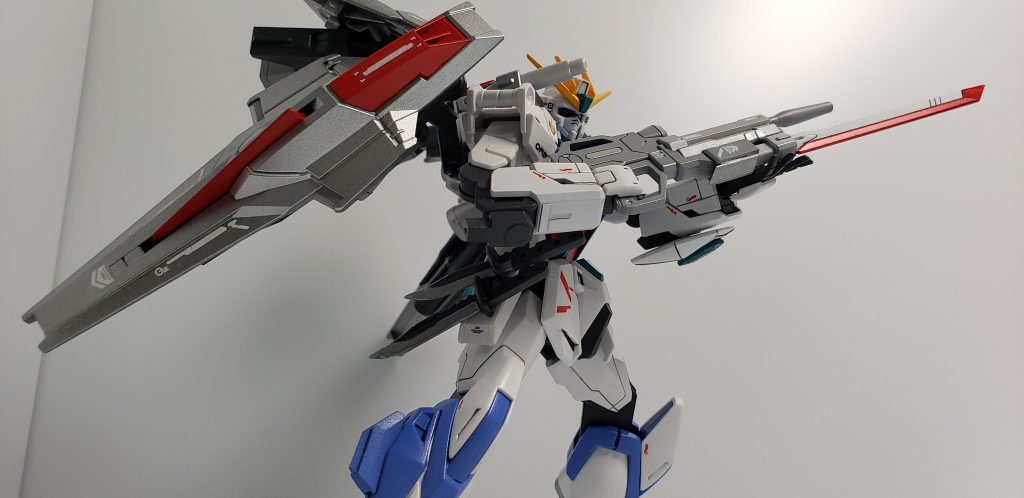 ヒャクライ+ストライクブレードS
アカツキ同様二つの武器を組み合わせることで銃剣にすることが可能。アカツキと比べてこちらは刀身が実体剣のためビームライフルの重量と長さが増加することで斬撃性能の向上は見込めたが、射撃性能の低下なども同時に懸念されたため制式採用には至らなかった。