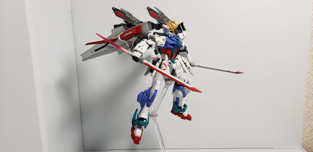 ストライクブレードS(サーベル)
後述するオリジナルストライカーに2本装備される、実体剣とビームサーベル を兼ね備えたマルチ近接武器。
刀身はさほどなく、小回りの利く武器なので多くの場面で使われる。
下方に位置するビームサーベルは任意でON、OFFを切り替えられるので敵機の 意表を突くことができる。