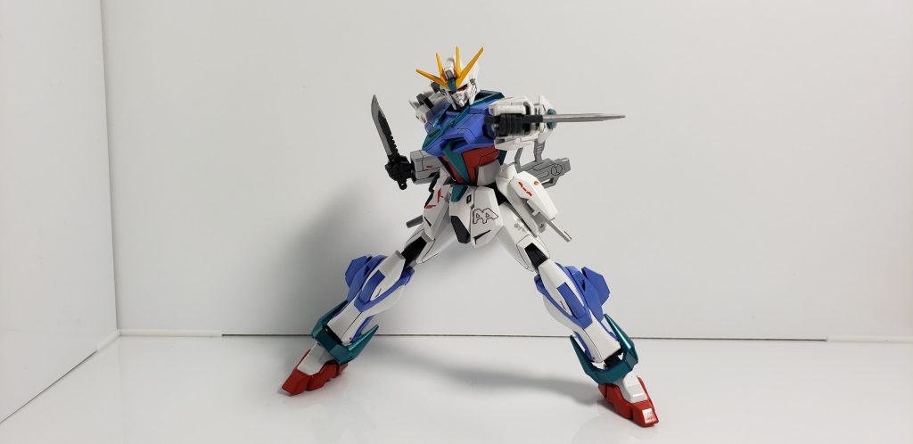 近接武器ですが、パイロットはガンダムダブルオー大好きなので基本的にエクシアさんのように飛び道具として使用することを想定して付けました。
武器考えるうえで、サイドスカートに収まらないし、いらないかな~と思いましたが、僕が単純に”アーマーシュナイダー”が好きなので装備させました。
やっぱり、ストライクガンダムである以上このポーズは自分の中で必須事項なので(笑)