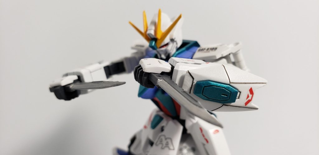 アーマーシュナイダー 
腰部サイドアーマー内に格納されたナイフ型の武器。右サイドスカートにラックがあり、そこに2本装備される。