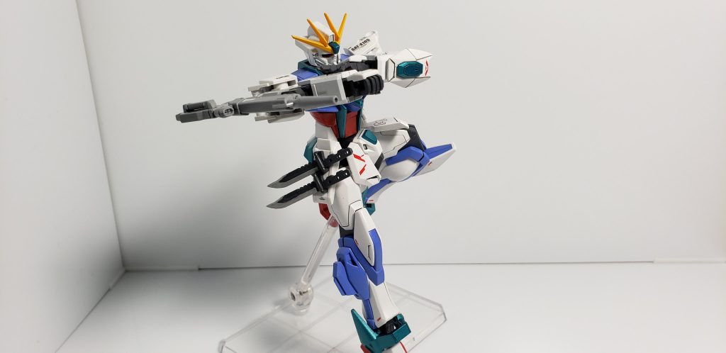 ヒャクライですが、右前腕に装備できるようにしています。(ストライカー非装備時のみ)ガッチリ固定されることでロックオン性能上がる!かもしれないという脳内設定です。