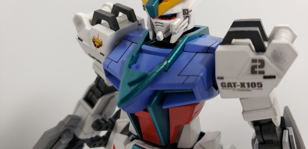 ここは少し妥協もあり不格好ですが、ストライクの胸部をパテで延長し尖らせ、その上から切り出したプラバンを付けています。アカツキを意識したこともあり、初の試みでしたが上記の方法で何とかアカツキのデザインに近づけることができたと思います。