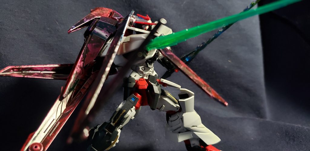 右腕のビームサーベルはちょっと塗装で濃くしてます。いい感じ!!