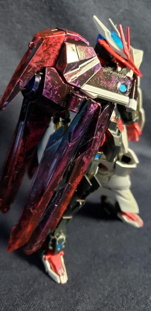 まずは、ノーネイムに特徴的なこのノーネイムライフルへのラップ塗装。
邪悪さが際立ってるな~と言う感じです。
デザインは中二病全開なので、やっぱり好きですね(笑)