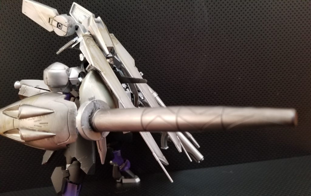 ## 大型ランス コールドウォー
潰すためのランス。
運用思想は棍棒に近く、これを振り回して攻撃する。
また、右腕部追加パーツ自体に魔導スラスターが使用されており、これによる加速を利用した刺突も有効。