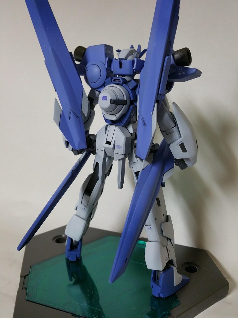 バックから。ノーネイムユニットのブレイドドラグーンをクラビカルアンテナに見立てられないかな~と思って装着、ライフルをそのまま張り付けることで粒子制御力に優れたビーム砲! という妄想設定です。