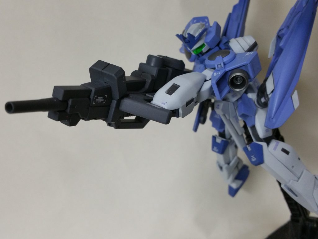 ライフルはプロトGNランチャーに他パーツを盛りこんだ大型武器ということで! バックについたライフルと合わせてたっぷり粒子を消費することも考えた結果肩にGNコンデンサを盛ろうといった形に