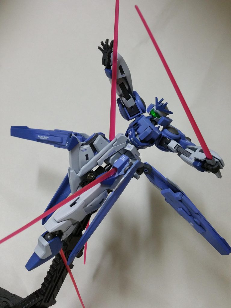 腿、踵からビームサーベルを出すことも可能だったり。正直これいるかな……手に持てるサーベルをお尻にマウントさせてるのでそれだけあれば十分な気も(