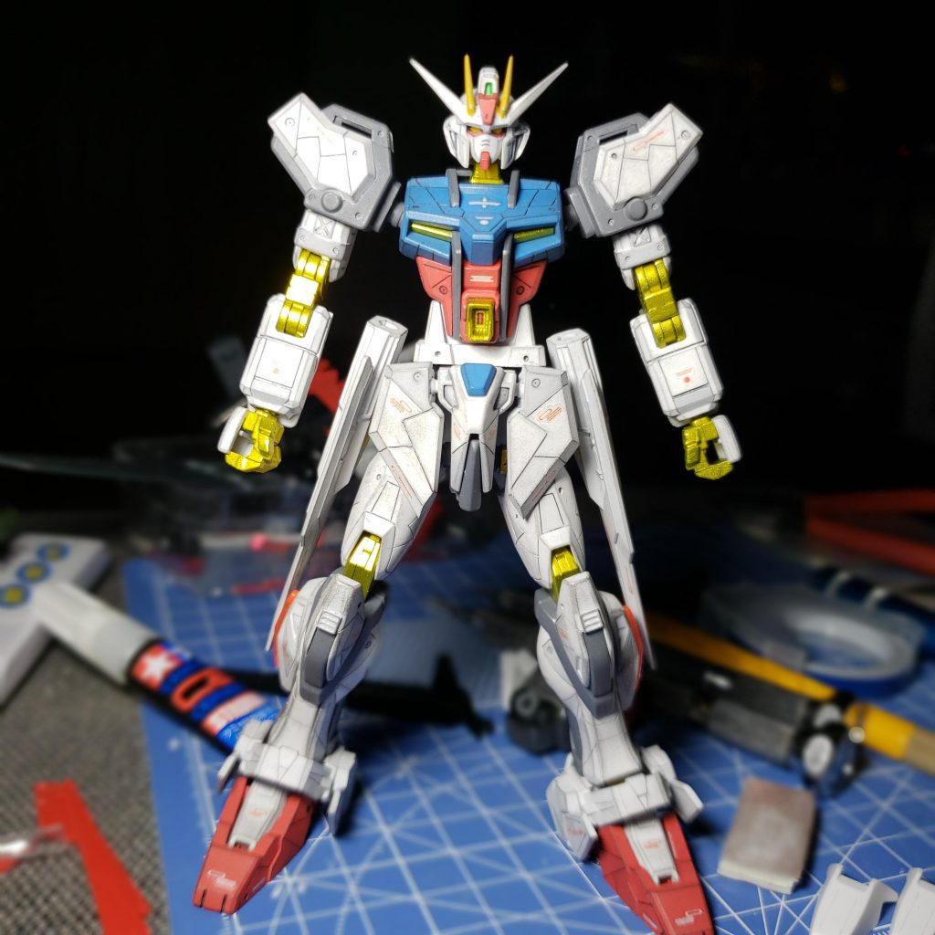 装備無しの状態です。
腕の付け根を2ミリ延長。
胴体を3ミリ延長。
くちばしにプラバンを貼り付け延長。
太ももの付け根を2ミリ下げいます。
フロントスカートはバインダーガンのボールジョイントを仕込んでいます。
プラバンを貼り付けて大きくしました。
頭と腕と腰はHGストライクで胴体と下半身はビルドストライクです。
足が小さく感じたのでバンシィのパーツを
加工して貼り付けました。